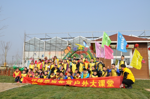 郑州市红领巾成长营开展“护绿新希望，我与小树共成长”植树活动