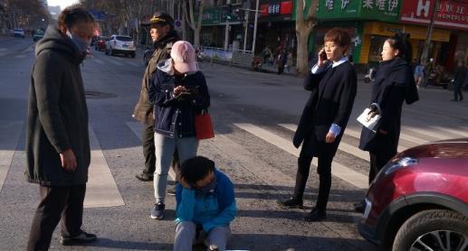 注意安全！郑州一女子骑电动车在快车道上逆行 与轿车相撞受伤