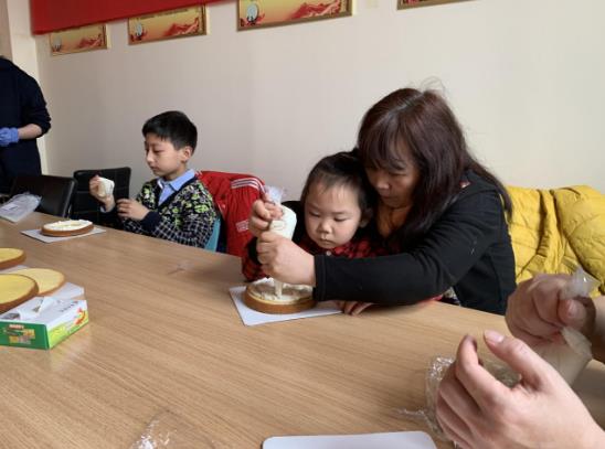 郑州市农大社区举办“幸福的味道”主题亲子烘焙活动
