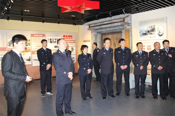 新野县公安局组织中层民警参观学习县党史馆  