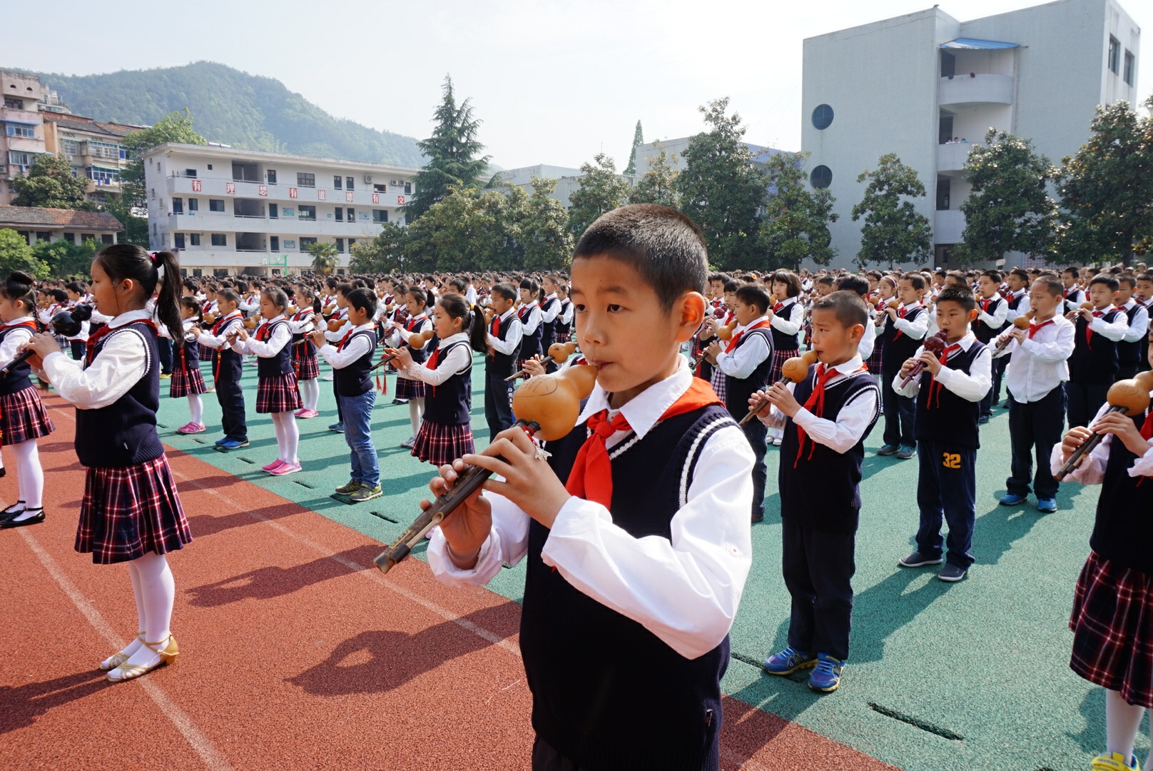 校内放羊、校外厮杀？“把中小学生还给学校”亟待配套改革