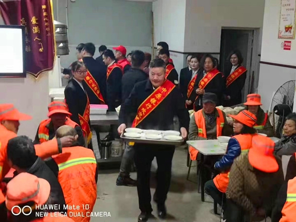 中原银行南阳西峡支行党支部积极开展“学雷锋、比服务”志愿服务活动
