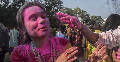 印度：迎洒红节 人们互涂颜料、载歌载舞