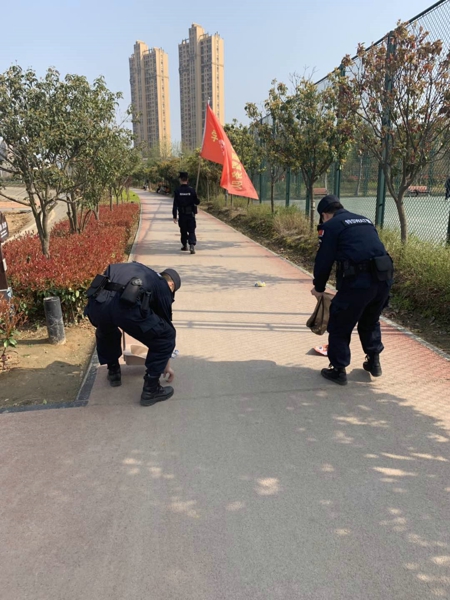 邓州：巡特警志愿者深入开展“清洁家园”活动