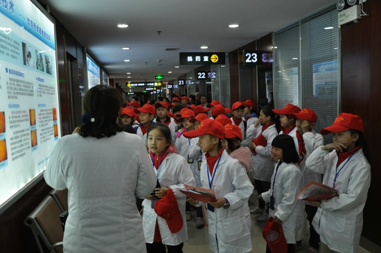 “今天我是小医生”  ——中华校园小记者走进郑州新视界眼科医院开启职业体验之旅