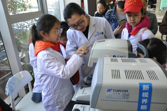 “今天我是小医生”  ——中华校园小记者走进郑州新视界眼科医院开启职业体验之旅