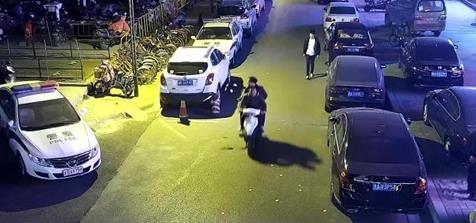 郑州：两男子沿街散发“色情小卡片” 被警方拘留10日
