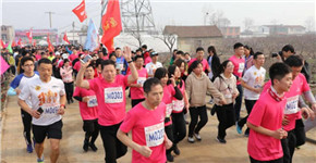 西华县举办第15届桃花节 2500人马拉松开跑