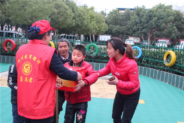 邓州农商银行开展“送温暖、献爱心”志愿者活动
