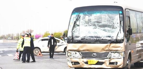郑州一高校通勤车路口与渣土车撞上 多名老师受伤