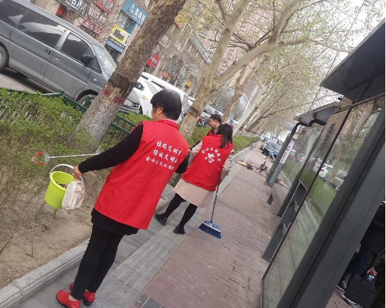 郑州市蓝堡湾社区：爱绿护绿，党员志愿者在路上  ​