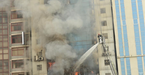 孟加拉国首都高层建筑发生火灾 至少19人死亡