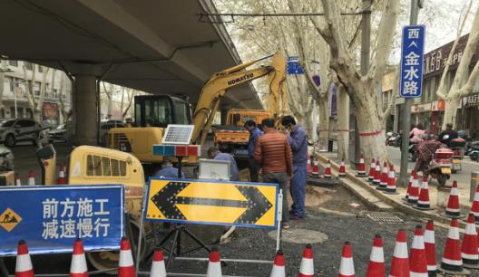 突发！郑州金水路健康路供水管道爆管 维修人员争分夺秒抢修