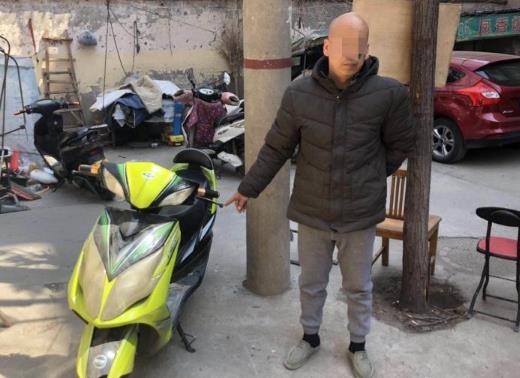 郑州“百变小偷”乔装打扮盗窃电动车电池 被警民合力擒获