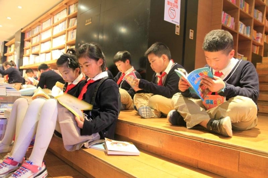 换一间“教室”读书 ——郑州市经三路小学开展世界图书日活动