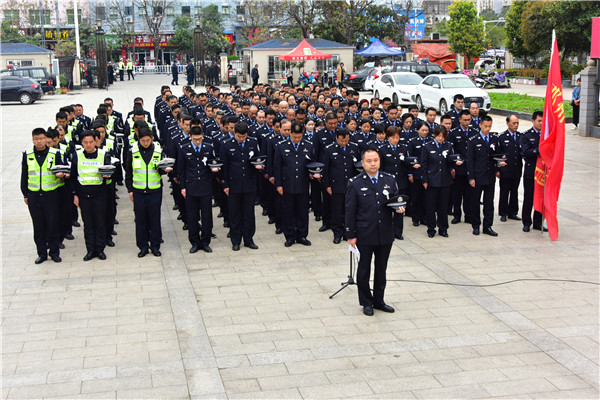  邓州市公安局组织开展清明扫墓纪念英烈活动