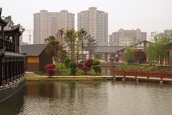 幸福家园：十里海棠，三河绕城，广场上西平人的健康主题生活