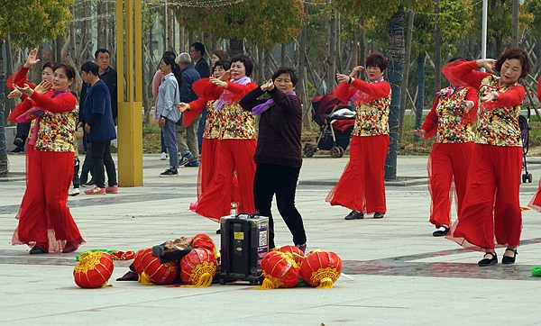 幸福家园：十里海棠，三河绕城，广场上西平人的健康主题生活