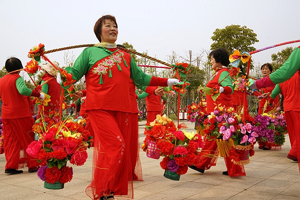 幸福家园：十里海棠，三河绕城，广场上西平人的健康主题生活