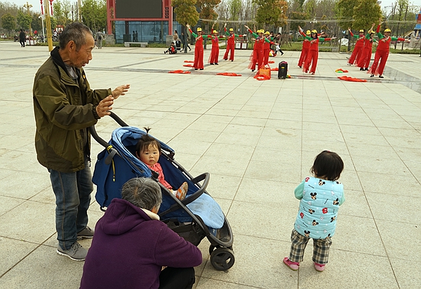 幸福家园：十里海棠，三河绕城，广场上西平人的健康主题生活