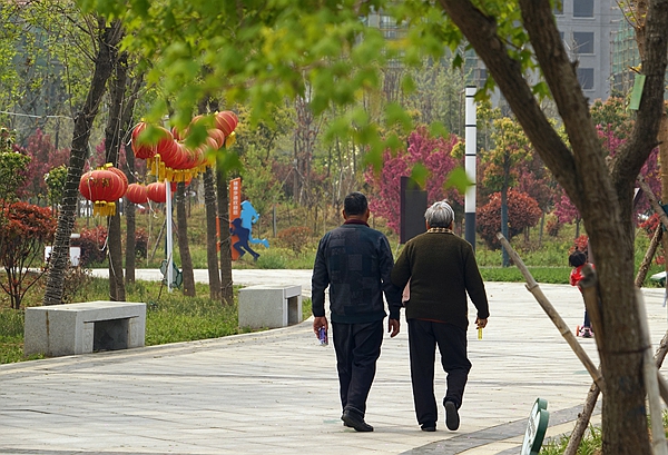 幸福家园：十里海棠，三河绕城，广场上西平人的健康主题生活