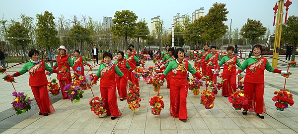 幸福家园：十里海棠，三河绕城，广场上西平人的健康主题生活