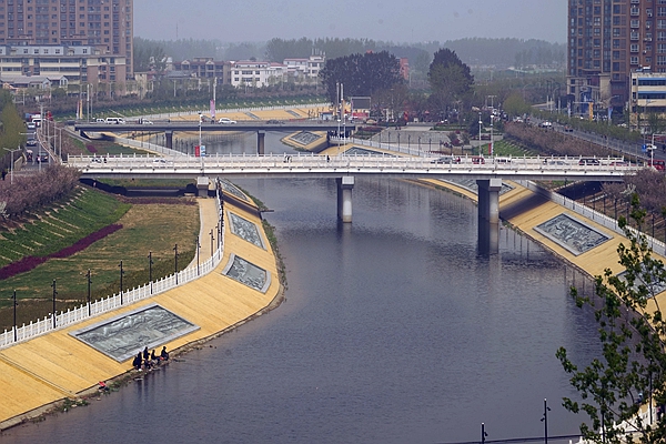 幸福家园：十里海棠，三河绕城，广场上西平人的健康主题生活