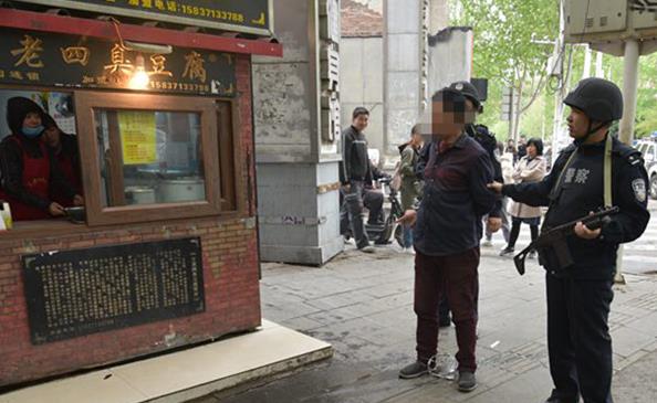 男子频繁盗窃沿街店铺 郑州警方兵分两路将其依法拘留
