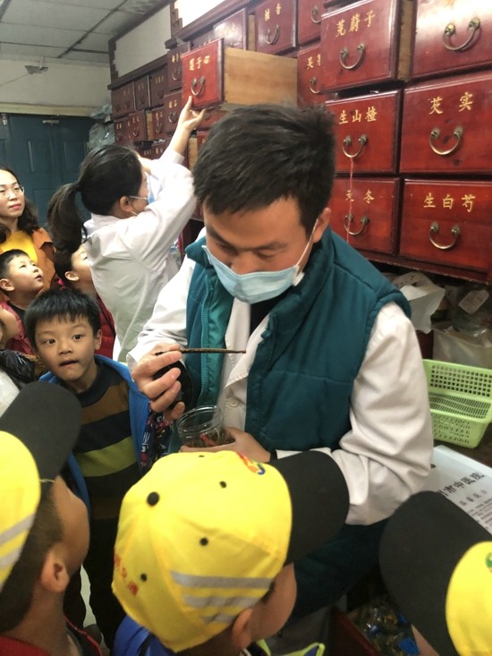 八岁小药郎“杠”上了老药师 ——郑州市中原区新街坊小学参观郑州市中医院