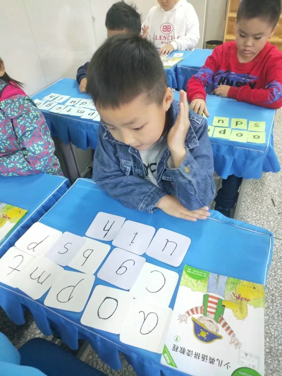  记忆大比拼 重在好方法 ——郑州高新区外国语小学学生英语拼读拼写比赛