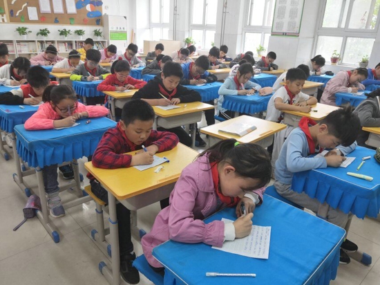  记忆大比拼 重在好方法 ——郑州高新区外国语小学学生英语拼读拼写比赛