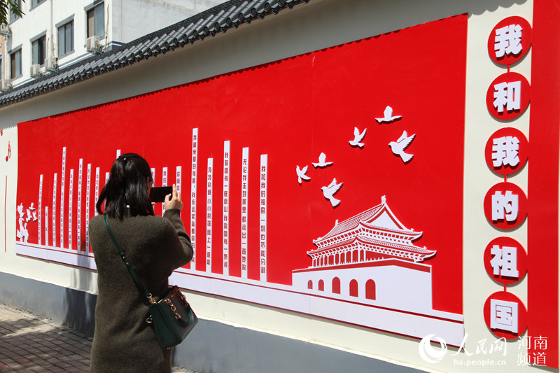 郑州：抒发爱党爱国情怀 文化墙变成“学习墙”