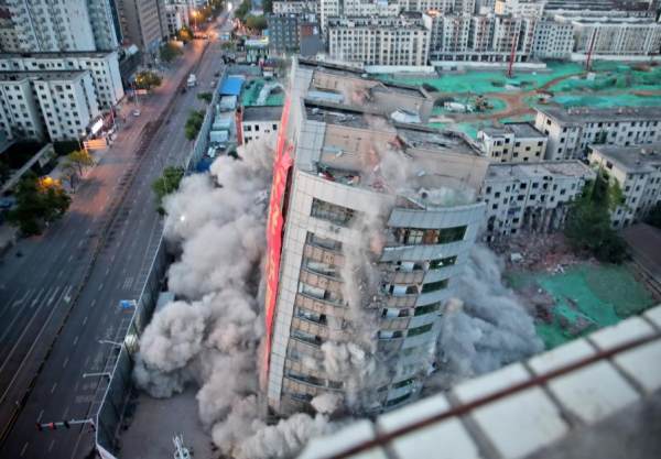 郑州昔日地标——冰熊大厦  昨日凌晨成功爆破