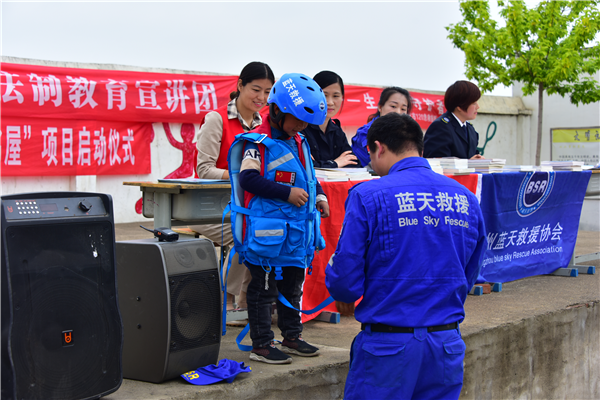 邓州市公安局“五讲六进”宣讲团走进贫困村开展宣讲活动 