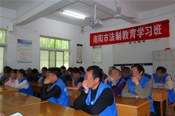 南召县法院：拘留所里集中训诫23名“老赖”