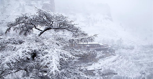 芦芽山悬空村迎来一场春雪