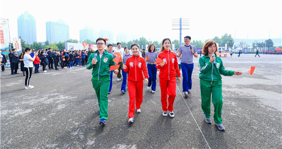 郑东新区千名青年在如意湖畔唱响《我和我的祖国》