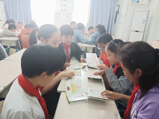 郑州高新区五龙口小学各班组织学生开展以食品安全为主题的班会
