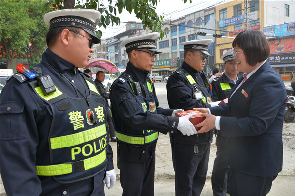 图片新闻：内乡农商银行慰问一线交警